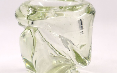 André THURET (1898-1965) Vase en verre moulé bullé, de forme torsadée Signé sous la base...
