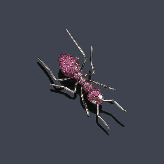 Ant brooch with pink sapphire and diamonds