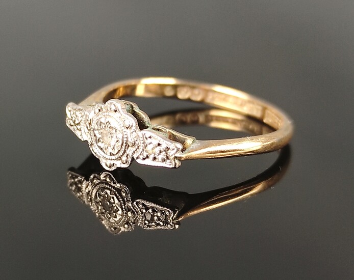 Antique diamond ring set with three diamond roses, 375/9K yellow gold and platinum, marked "Lifetim