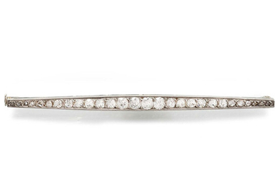 Art Deco BARRETTE BROCHURE in 750 thousandths white gold holding 28 rose cut and old fashioned diamonds. Clasp with pump. Hallmark of a French master goldsmith. Gross weight: 4.8 g Dimensions: 7 x 0.5 cm Estimated weight of diamonds: 1 carat A white...
