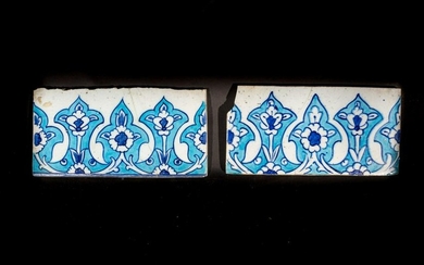 Arte Islamica A pair of Iznik blue and white border