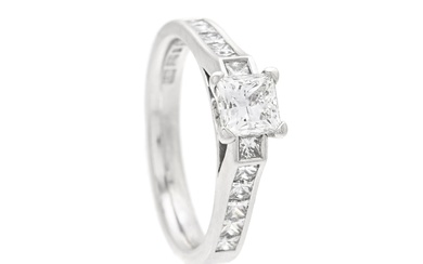 BAGUE, or blanc 18K, diamant taille princesse approx. 0,73 ct approx. R(E)/VVS1, 12 diamants taille...