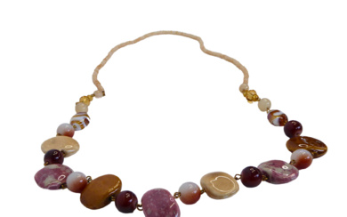BEAUTIFUL NECKLACE MADE OF STONES AND GLASS BEADS.