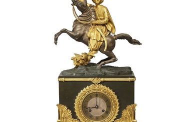 BELLE PENDULE AU "CAVALIER DE L'ARMÉE GRECQUE" en bronze à double patine, l'assaillant représenté sur...
