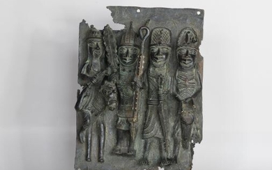 BENIN Plaque en bronze XXe, de style des rois OBA H : 43 cm Sur...