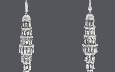 BOUCLES D'OREILLES EN DIAMANT.Or blanc 750, 25g.Boucles d'oreilles décoratives et élégantes en forme de chandelier...