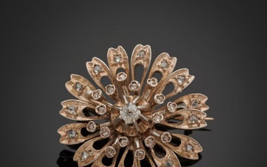 BROCHE "fleur" en or jaune (750‰) et argent (min. 800‰) serti d'un diamant taille ancienne...