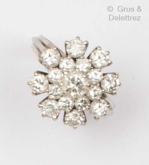 Bague « Fleur » en or gris, ornée d’un diamant... - Lot 27 - Gros & Delettrez