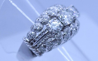 Bague cocktail en or gris 750 °/°° centrée de 4 diamants demi taille d'environ 0,30...