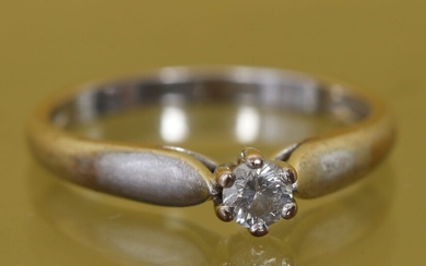 Bague solitaire En or gris 18K (750‰) orné d’un diamant de 0,2 carat Tour de doigt 52 Poids brut 2,21 g