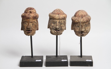 Birmanie, Thaïlande. Trois têtes de marionnettes en bois sculpté.