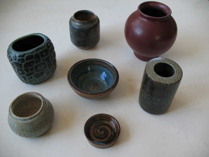 Bode Willumsen, Marianne Starck, Axel Brüel, Ulla Hjorth, Per Linnemann-Schmidt, a.o.: Seven vases and bowls of stoneware and ceramics. H. 14. (7)