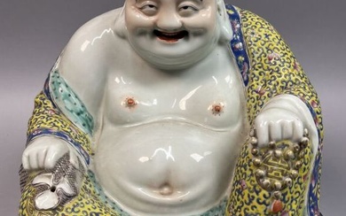 Bouddha assis ou magot en porcelaine de Chine polychrome. XXe Hauteur : 23 cm