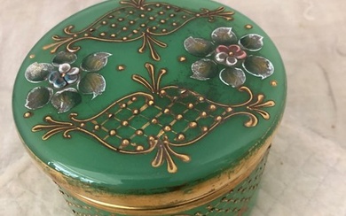 Box - Important green Napoleon III style cylindrical opaline box with lid