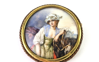 Broche circulaire en métal doré orné d'une miniature peinte représentant une jeune femme et son...