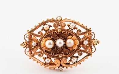 Brooch, souvenir holder, in yellow gold (750) with openwork motifs of volutes and flowers punctuated with cultured pearls and small white mabeled pearls.