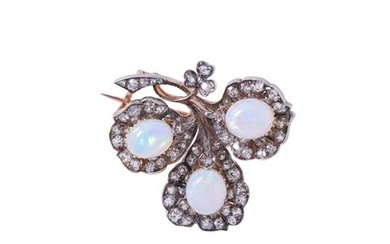 Brosche mit 3 feinen weißen Opalen und Diamanten