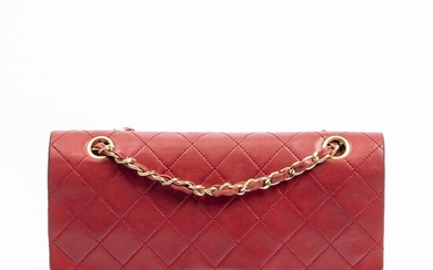 CHANEL Circa 1986/88 Sac "Timeless" "Timeless" bag Cuir matelassé rouge Red quilted leather Garnitures métal...