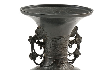 CHINE - Dynastie MING (1368 - 1644), XVIIe siècle Petit vase balustre à large col...