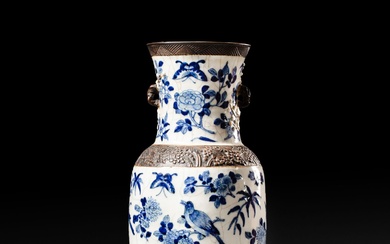 CHINE, Nankin - Fin XIXe siècle Vase de forme balustre en porcelaine bleu blanc à...
