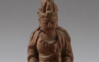 CHINE. Statue joliment sculptée de Kuan Yin, la déesse bouddhiste de Miséricorde, assise, en tenue...