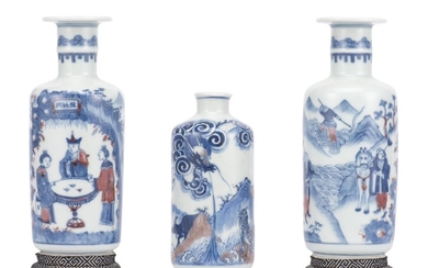 CHINE, Trois petits vases en porcelaine de Chine en bleu et rouge sous couverte