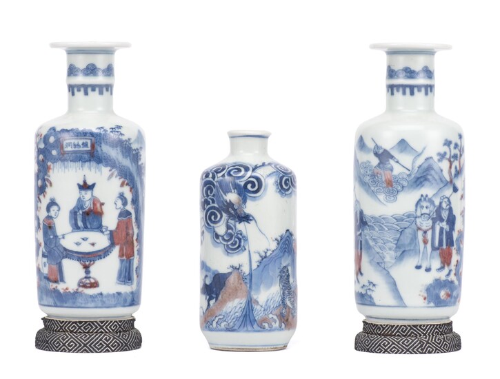 CHINE, Trois petits vases en porcelaine de Chine en bleu et rouge sous couverte