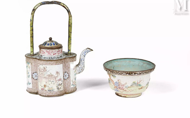 CHINE, XVIIIe-XIXe siècle Théière et gobelet en émaux de Canton