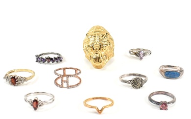 COLLECTION OF SILVER RINGS & GOLD PLATED METAL RING