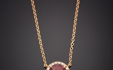 COLLIER en or rose (750‰) retenant un motif ovale, serti d'un rubis pesant 3,29 carats...