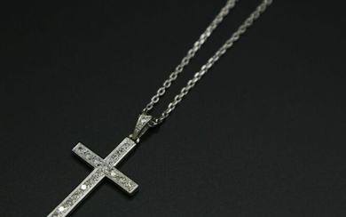 * Chaîne et pendentif croix en or gris 750 millièmes, le pendentif est sertie de 19 petits diamants - Poids brut : 8.5 g / dimensions pendentif 40 x 22 mm - L. chaîne 45 cm