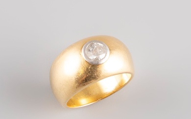 Chevalière en or jaune 18K 750°/°° ornée en son centre d'un diamant en serti clos,...