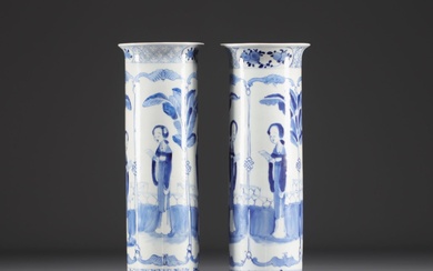 China - Pair of blue-white porcelain vases decorated with ladies...