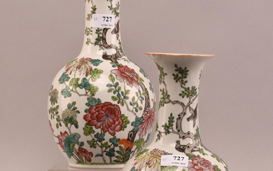 Chine Paire de vases pansus à col, en porcelaine polychrome florale, oiseau et chauve-souris. Un...
