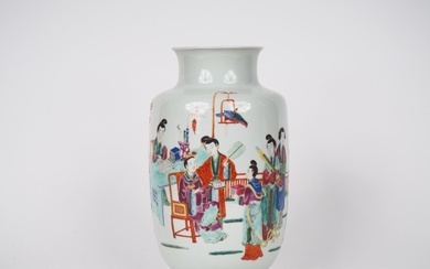 Chine, XIXe siècle, Vase en porcelaine et émaux de style famille rose à décor d’une...