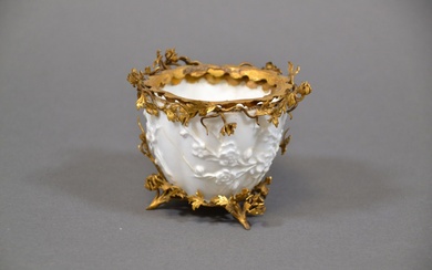 Chine, XVIIIe siècle Coupe en porcelaine blanc de chine, à décor moulé de fleurs de...