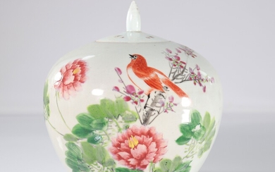 Chine vase d'artiste décor d'oiseau et fleurs vers 1900