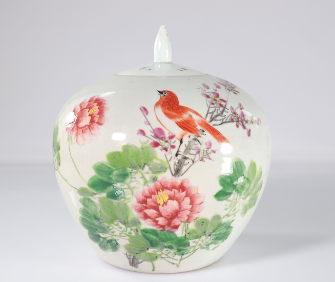 Chine vase d'artiste décor d'oiseau et fleurs vers 1900