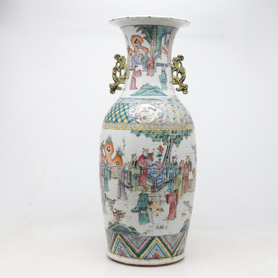 Chinese vase in green family porcelain, late 19th Century.