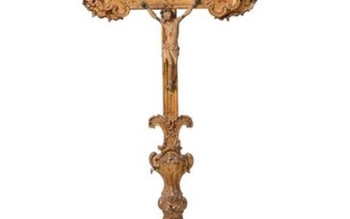Christ en bronze polychrome sur sa croix en bois doré, reposant sur un piètement