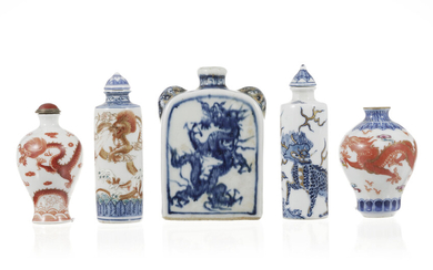 Collection de 5 flacons à priser en porcelaine, Chine, XIX-XXe s., tous décorés de créatures surnaturelles: 1 orné en rouge de dragons