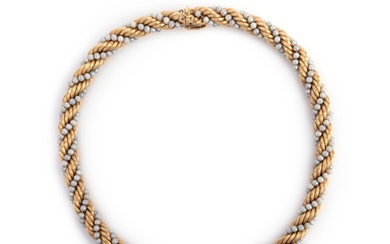 Collier ras-de-cou en or et perles de culture, de forme torsadée, composé de maillons en...