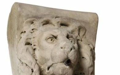 Coppia di mascheroni raffiguranti teste leonine. Marmo