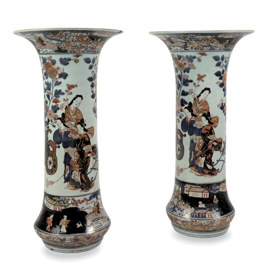 Coppia di vasi a tromba in porcellana Imari bianca, policroma e dorata, Giappone, XVIII secolo