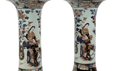 Coppia di vasi a tromba in porcellana Imari bianca, policroma e dorata, Giappone, XVIII secolo