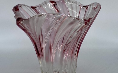 Crystal tulip vase France 1950s. Pink and frosted crystal. Hand cut A vase from the 50s in the shape of a tulip, with a narrow, smoothly dissolving in its upper part creating a magnificent effect of refraction of light. The upper edge is thickened...