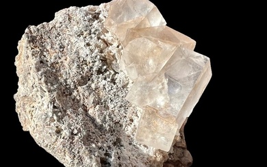 Crystals on matrix - Height: 9 cm - Width: 6 cm- 320 g
