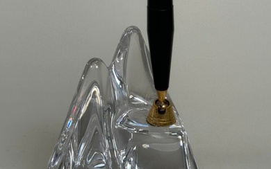 DAUM, FRANCE. Porte-plume de bureau en cristal de forme libre. H. 12,5 cm.