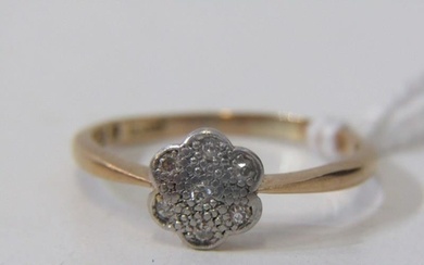 DIAMOND DAISY CLUSTER RING, 18ct yellow gold ring set with d...