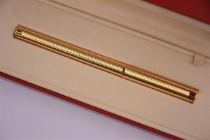 DUPONT à PARIS Stylo plume en métal plaqué or, num…